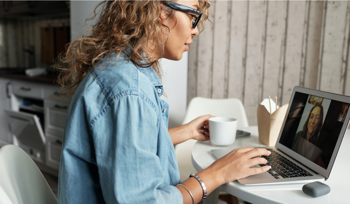 Femme qui fait une consultation PAE virtuelle 